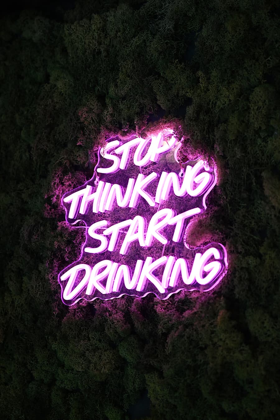 Neon del locale: stop thinking start drinking